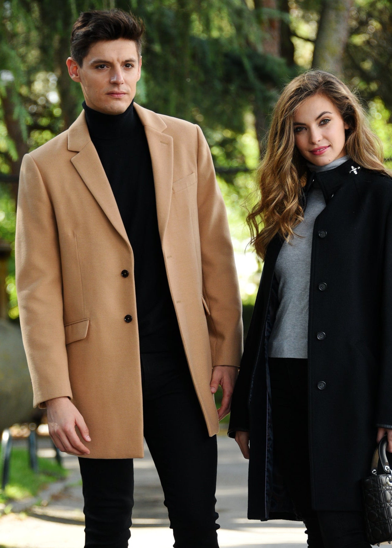 Modelo combinando el abrigo clásico camel Four Seasons con un look sofisticado