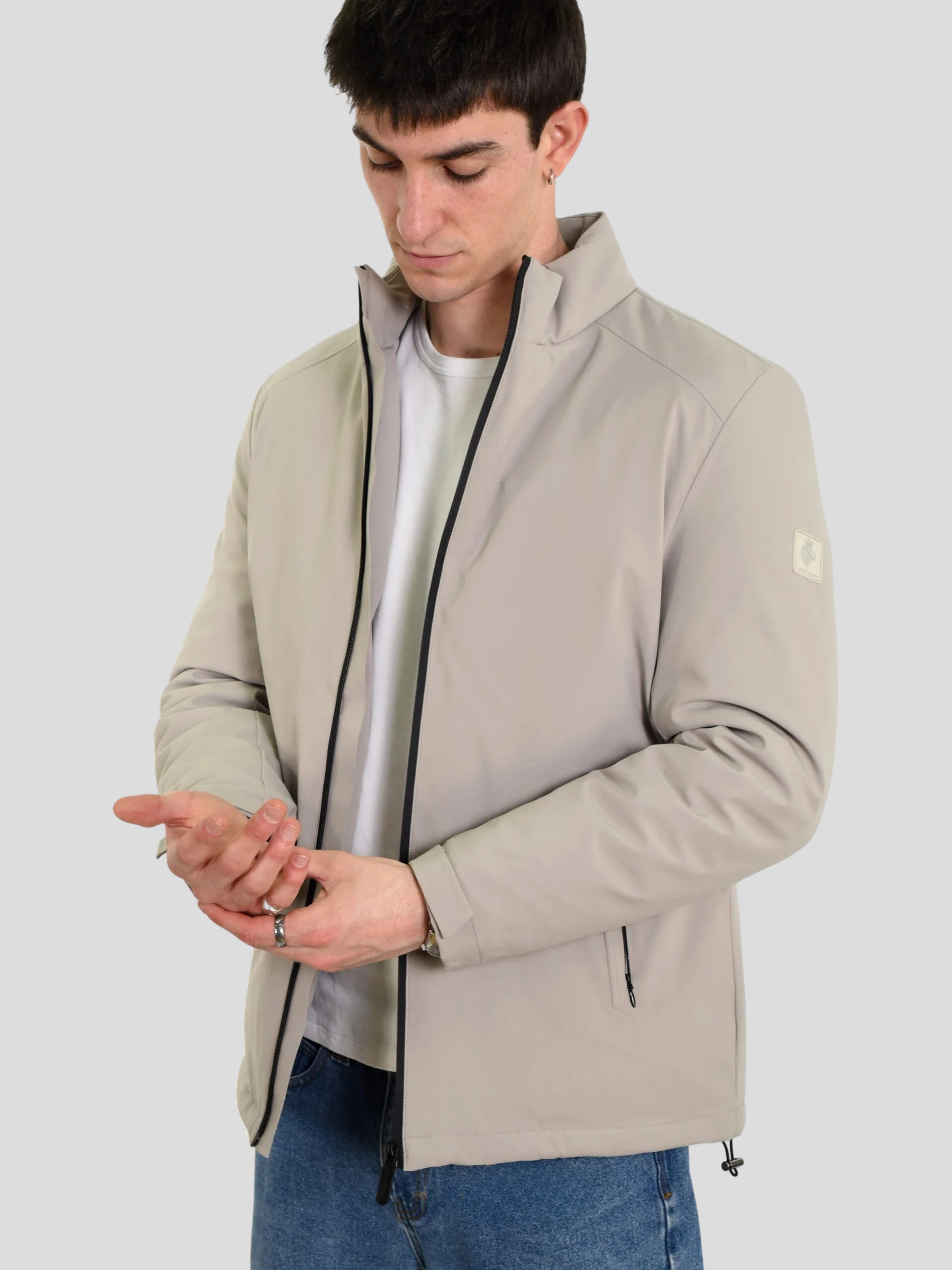 Chaqueta beige con cierre frontal